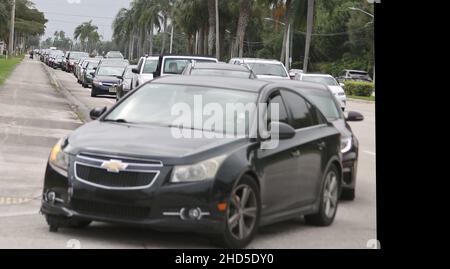 Les résidents de Boynton Beach sont assis dans leur voiture en attendant d'obtenir les tests COVID-19 au Colusa Park à Boynton Beach en Floride le lundi 3 janvier,2022 ce site d'essai qui vient d'ouvrir aujourd'hui traite les résidents dans les voitures depuis 7 h 45 avec une pointe de 16,2 pour cent par habitant et 132 827 cas en Floride au cours des dernières 72 heures la variante COVID-19 OMICRON a des voitures alignées sur plus de 8 miles en attente d'essais.Photo de Gary I Rothstein/UPI Banque D'Images