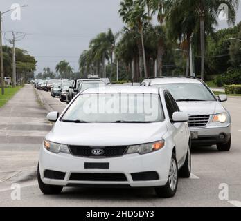 Les résidents de Boynton Beach sont assis dans leur voiture en attendant d'obtenir les tests COVID-19 au Colusa Park à Boynton Beach en Floride le lundi 3 janvier,2022 ce site d'essai qui vient d'ouvrir aujourd'hui traite les résidents dans les voitures depuis 7 h 45 avec une pointe de 16,2 pour cent par habitant et 132 827 cas en Floride au cours des dernières 72 heures la variante COVID-19 OMICRON a des voitures alignées sur plus de 8 miles en attente d'essais.Photo de Gary I Rothstein/UPI Banque D'Images