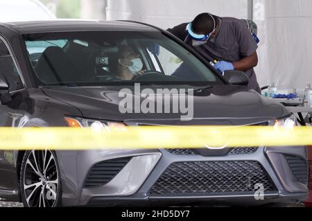 Les résidents de Boynton Beach sont assis dans leur voiture en attendant d'obtenir les tests COVID-19 au Colusa Park à Boynton Beach en Floride le lundi 3 janvier,2022 ce site d'essai qui vient d'ouvrir aujourd'hui traite les résidents dans les voitures depuis 7 h 45 avec une pointe de 16,2 pour cent par habitant et 132 827 cas en Floride au cours des dernières 72 heures la variante COVID-19 OMICRON a des voitures alignées sur plus de 8 miles en attente d'essais.Photo de Gary I Rothstein/UPI Banque D'Images