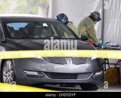 Les résidents de Boynton Beach sont assis dans leur voiture en attendant d'obtenir les tests COVID-19 au Colusa Park à Boynton Beach en Floride le lundi 3 janvier,2022 ce site d'essai qui vient d'ouvrir aujourd'hui traite les résidents dans les voitures depuis 7 h 45 avec une pointe de 16,2 pour cent par habitant et 132 827 cas en Floride au cours des dernières 72 heures la variante COVID-19 OMICRON a des voitures alignées sur plus de 8 miles en attente d'essais.Photo de Gary I Rothstein/UPI Banque D'Images