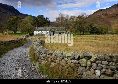Un cottage blanc et une grange attenante à Little Langdale. Banque D'Images