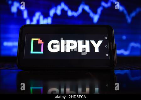Cracovie, Pologne.03rd janvier 2022.Sur cette photo, un logo Giphy apparaît sur un smartphone avec des pourcentages boursiers en arrière-plan.(Photo par Omar marques/SOPA Images/Sipa USA) crédit: SIPA USA/Alay Live News Banque D'Images