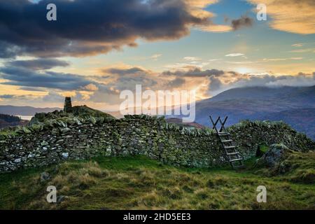 Coucher de soleil au sommet du Black Crag près du pont Skelwith. Banque D'Images