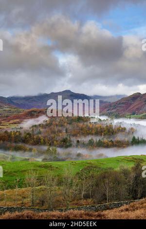 Brume matinale au-dessus de Little Langdale. Banque D'Images