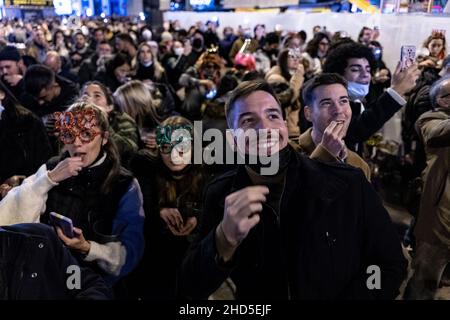 Madrid, Espagne.31st décembre 2021.Les gens ont vu danser en célébration des preuvas à la Puerta de sol à Madrid.chaque année, les gens se rassemblent dans cette Puerta del sol à Madrid pour profiter des cloches de la Saint-Sylvestre pour célébrer le début de la nouvelle année dans ce qui est appelé la célébration de Preuvas.(Credit image: © Cristobal Ospina/SOPA Images via ZUMA Press Wire) Banque D'Images