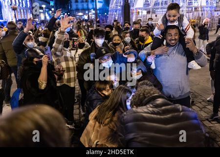 Madrid, Espagne.31st décembre 2021.Les gens ont vu danser en célébration des preuvas à la Puerta de sol à Madrid.chaque année, les gens se rassemblent dans cette Puerta del sol à Madrid pour profiter des cloches de la Saint-Sylvestre pour célébrer le début de la nouvelle année dans ce qui est appelé la célébration de Preuvas.(Credit image: © Cristobal Ospina/SOPA Images via ZUMA Press Wire) Banque D'Images