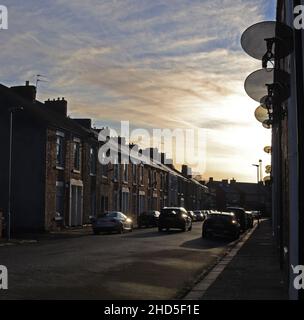 Percy Street South dans la ville portuaire du nord-est de Blyth décembre 2021, maisons en terrasse victorienne sur une rue mise en évidence par le soleil d'hiver. Banque D'Images