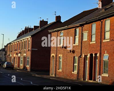 Plessey Road, dans la ville portuaire de Blyth, au nord-est, 2021 déc., maisons en terrasse victorienne sur une rue mise en valeur par le soleil d'hiver. Banque D'Images