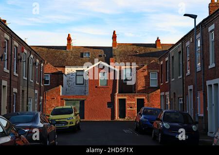 Crown Street, dans la ville portuaire de Blyth, au nord-est, décembre 2021, rue victorienne avec des modifications modernes éclairées par le soleil d'hiver. Banque D'Images