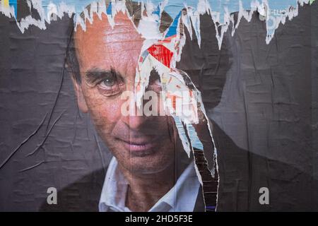 Cherbourg-en-Cotentin, Normandie, France.24th décembre 2021.Les affiches d'Eric Zemmour pour l'élection présidentielle de 2022 sont vues déchirées et étiquetées.l'élection du Président de la République française aura lieu le dimanche 10 avril 2022 pour le premier tour et le dimanche 24 avril 2022 pour le deuxième tour.en Guadeloupe, Martinique, Guyane française,Saint-Pierre-et-Miquelon, Saint-Barthélemy, Saint-Martin et la Polynésie française, les électeurs voteront le samedi 9 avril et le samedi 23 avril en raison de la différence de temps.(Credit image: © Laurent Coust/SOPA Images via ZUMA Press Wire) Banque D'Images