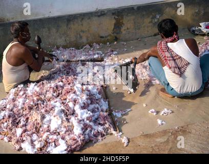 Les artisans traditionnels du coton travaillant dans une usine de coton faisant des couvertures pour la saison d'hiver.Agartala, Tripura, Inde. Banque D'Images