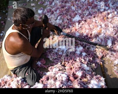 Les artisans traditionnels du coton travaillant dans une usine de coton faisant des couvertures pour la saison d'hiver.Agartala, Tripura, Inde. Banque D'Images