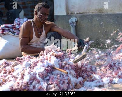 Les artisans traditionnels du coton travaillant dans une usine de coton faisant des couvertures pour la saison d'hiver.Agartala, Tripura, Inde. Banque D'Images