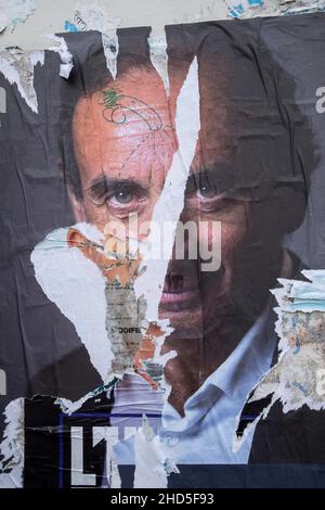 Cherbourg-en-Cotentin, Normandie, France.24th décembre 2021.Les affiches d'Eric Zemmour pour l'élection présidentielle de 2022 sont vues déchirées et étiquetées.l'élection du Président de la République française aura lieu le dimanche 10 avril 2022 pour le premier tour et le dimanche 24 avril 2022 pour le deuxième tour.en Guadeloupe, Martinique, Guyane française,Saint-Pierre-et-Miquelon, Saint-Barthélemy, Saint-Martin et la Polynésie française, les électeurs voteront le samedi 9 avril et le samedi 23 avril en raison de la différence de temps.(Credit image: © Laurent Coust/SOPA Images via ZUMA Press Wire) Banque D'Images