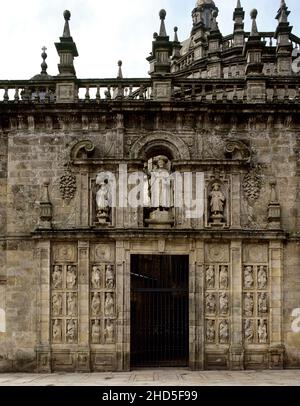 Espagne, Galice, Cathédrale de Saint-Jacques-de-Compostelle.Porte Sainte ou porte de grâce (1611).Il est ouvert seulement dans les années Jubilé.Les niches contiennent l'image de Saint-Jacques et de ses disciples Athanasius et Théodore à ses côtés.Il a été construit avec vingt-quatre sculptures et d'autres éléments du chœur médiéval, attribué au Maître Mateo.Façade est. Banque D'Images