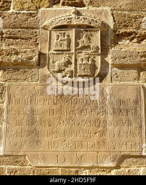 Espagne, Andalousie, Cadix.Porte de la Caleta.Construit en 1748 comme nouvelle porte d'accès à la Caleta de Santa Catalina, connue sous le nom de « la Caleta ».Après l'attaque anglo-hollandaise contre la ville en 1596, et le sacking qui a suivi, il a été décidé que tout le périmètre de Cadix doit être muré.La construction a commencé à la fin du 16th siècle et a été achevée au 18th siècle.Détail d'une inscription en latin script.Il mentionne le mois d'avril 1558, quand les travaux de construction ont commencé sur le château de Santa Catalina, la plus ancienne construction militaire à Cadix, réalisée par l'architecte et l'engi militaire Banque D'Images