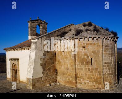 Espagne, Castille et Leon, province de Soria, Garray.Ermitage des Saints Martyrs.Vue générale de l'église, un exemple d'architecture romane tardive dans la province.L'année 1231 est sculptée sur l'un des ashrs extérieurs de l'abside, qui pourrait dater sa construction à cette période, dont seule la porte reste.Le toit de l'abside est aussi le toit original, avec des dalles d'ardoise.Elle est dédiée aux martyrs Nereus, Achilleus, Domitilla et Pancratius. Banque D'Images