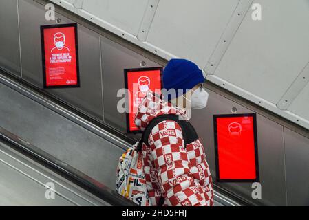 Londres, Royaume-Uni, 3 janvier 2022 : la signalisation du métro de Londres rappelle à plusieurs reprises à tous les passagers qui ne sont pas médicalement exemptés qu'ils doivent porter un masque facial.La conformité est élevée, mais pas cent pour cent.Anna Watson/Alay Live News Banque D'Images