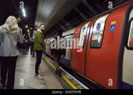 Londres, Royaume-Uni, 3 janvier 2022 : la signalisation du métro de Londres rappelle à plusieurs reprises à tous les passagers qui ne sont pas médicalement exemptés qu'ils doivent porter un masque facial.La conformité est élevée, mais pas cent pour cent.Anna Watson/Alay Live News Banque D'Images