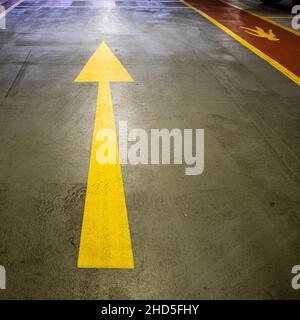 Epsom Surrey Royaume-Uni janvier 02 2022, Painted Floor Marking Arrow est Un parking public sans personne Banque D'Images