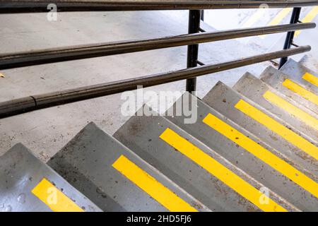 Epsom Surrey Royaume-Uni janvier 02 2022, escalier et Handrail sans personne dans Un parking public Banque D'Images