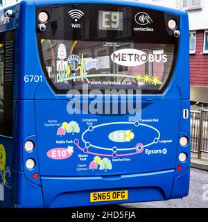 Epsom Surrey Royaume-Uni janvier 02 2022, Blue Single Deck Metro bus garés à l'extérieur de la gare d'Epsom Surrey sans personne Banque D'Images