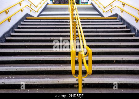 Epsom Surrey Royaume-Uni janvier 02 2022, Epsom gare ferroviaire public ou passager escalier d'accès à la plate-forme sans personne Banque D'Images