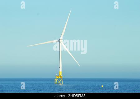 Éolienne offshore produisant de l'électricité dans le parc éolien d'Aberdeen Bay, environ 3km au large, entre le chien noir et le pont de Don dans la mer du Nord. Banque D'Images