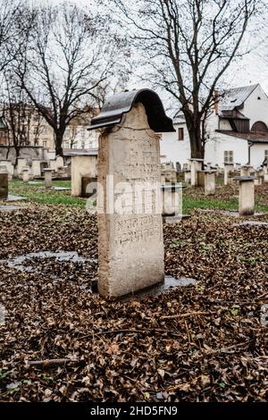 Cracovie,Pologne-décembre 19,2021.ancien cimetière juif de Cracovie connu sous le nom de Remuh Cemetery.Nazis détruit le site pendant l'occupation allemande.pierres tombales, Banque D'Images