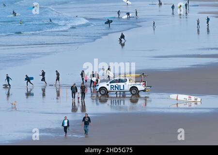 Un véhicule d'urgence RNLI et des vacanciers sur la plage de Fistral à Newquay, en Cornouailles. Banque D'Images