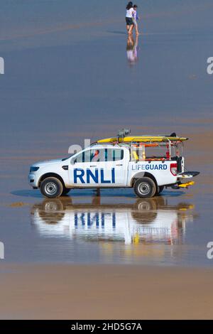 Un véhicule d'intervention d'urgence RNLI stationné à marée basse sur la plage de Fistral à Newquay, dans les Cornouailles. Banque D'Images