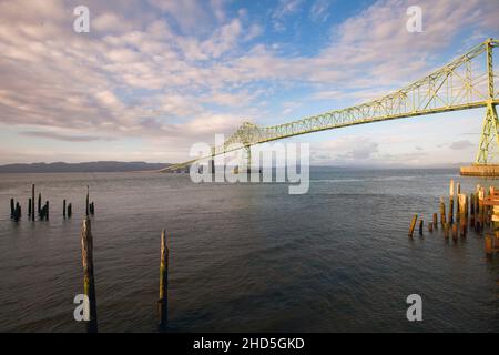 Le pont Astoria-Megler reliant l'Oregon à Washington en traversant la rivière Columbia. Banque D'Images