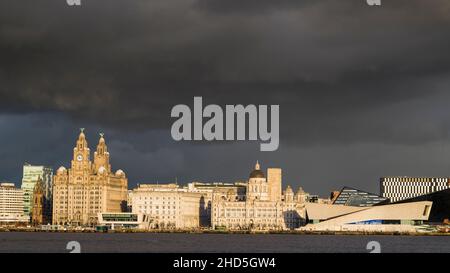 Vue sur la rivière Mersey au bord de l'eau de renommée mondiale de Liverpool. Banque D'Images