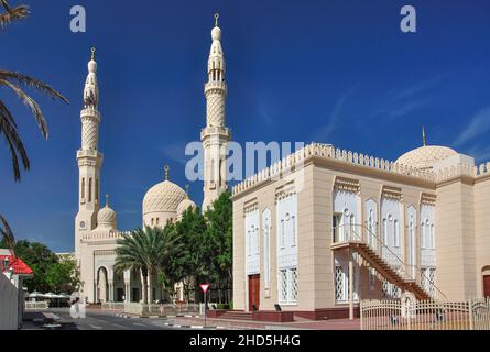 La mosquée de Jumeirah, Al Jumeirah Road, Jumeirah, Dubai, Émirats Arabes Unis Banque D'Images