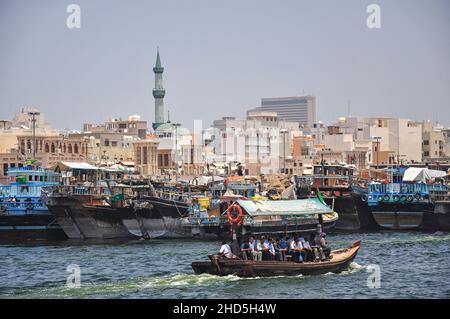 Bateaux dhow arabe Dubaï Creek Crossing, Bur Dubai, Dubaï, Émirats Arabes Unis Banque D'Images