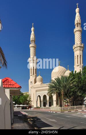 La mosquée de Jumeirah, Al Jumeirah Road, Jumeirah, Dubai, Émirats Arabes Unis Banque D'Images