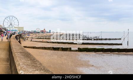 Front de mer distinctif à Hunstanton composé de sable doré avec des groynes en bois et le parc au loin. Banque D'Images