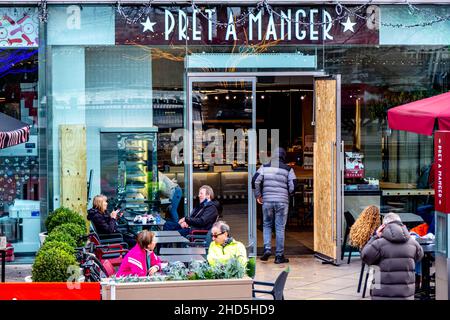 Londres Angleterre Royaume-Uni janvier 02 2022, des personnes assis à l'extérieur D'Un PRET A Manger Retail Chain Coffee Shop sur Queens Walk Southbank Londres Banque D'Images