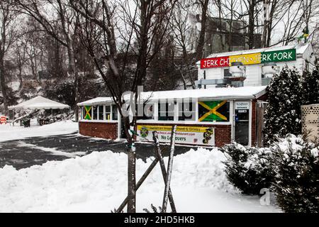 NORWALK, CT, USA-1 FÉVRIER 2021 : poulet jerk, petit déli jamaïcain Jerk Pork pendant le blizzard sur Connecticut Ave Banque D'Images