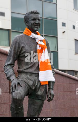 Statue de Jimmy Armfield enveloppée dans une écharpe orange et blanche. Banque D'Images