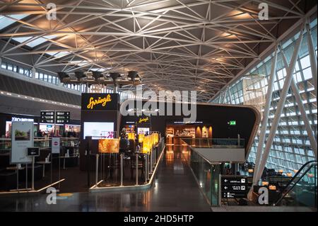 14.12.2021, Zurich, Suisse, Europe - vue sur l'intérieur de l'aérogare centrale avec ses boutiques, cafés et restaurants à l'aéroport de Zurich. Banque D'Images