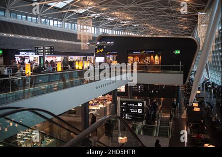 14.12.2021, Zurich, Suisse, Europe - vue sur l'intérieur de l'aérogare centrale avec ses boutiques, cafés et restaurants à l'aéroport de Zurich. Banque D'Images