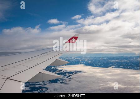 14.12.2021, Suisse, Europe - vol sur une ligne aérienne internationale suisse de Zurich à Berlin avec vue aérienne depuis l'avion d'aile et de ciel. Banque D'Images