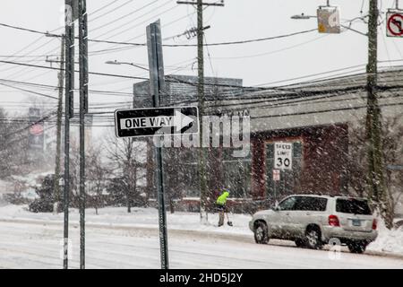 NORWALK, Connecticut, États-Unis-1 FÉVRIER 2021 : vue sur la rue pendant la journée de neige sur Connecticut Ave. Banque D'Images