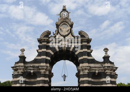 Porta Garibaldi à la place Palastro, Catane, Sicile, Italie.Le monument est fait de pierre blanche alternée de Syracuse et de bloc local de lave sombre Banque D'Images