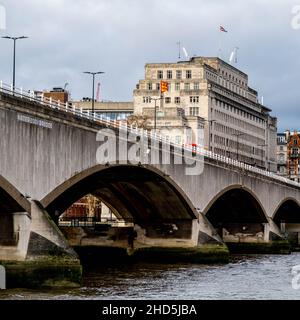 Londres Angleterre Royaume-Uni janvier 02 2022, Waterloo Bridge Crossing the River Thames View from Southbank with No People Banque D'Images