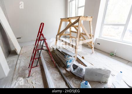 Les travailleurs installent des plaques de plâtre pour les murs de gypse dans l'appartement est en construction, remodelage, rénovation, extension, restauration et Banque D'Images