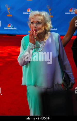 L'actrice Bette White sur le tapis rouge aux Emmy Awards en 2010 embrasse le public. Banque D'Images