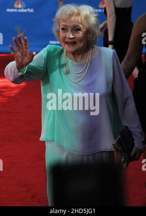 L'actrice Bette White sur le tapis rouge aux Emmy Awards en 2010 vagues pour le public. Banque D'Images