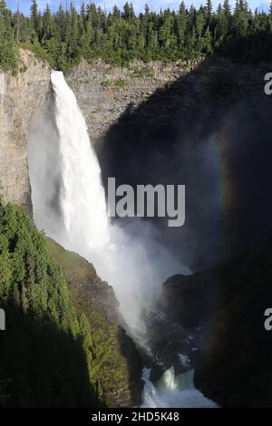 Grande cascade avec arc-en-ciel, Helmcken Falls, Wells Gray (Colombie-Britannique). Banque D'Images